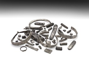 شظايا فضية (فضية) بواسطة الأنجلو ساكسون